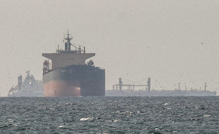Irã nega passagem de navios dos EUA por Ormuz e petróleo dispara