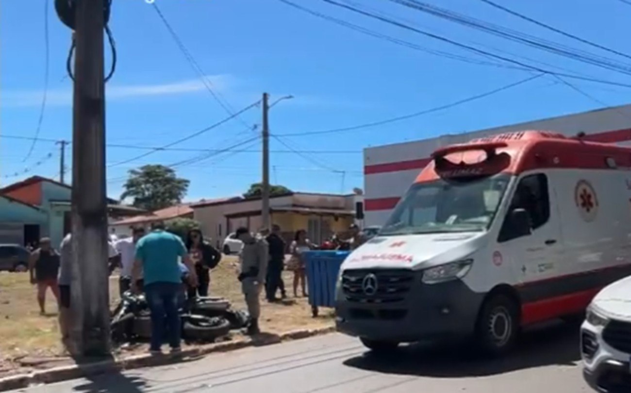 Motociclista morre após moto ser atingida na traseira por carro e bater em poste no Tocantins