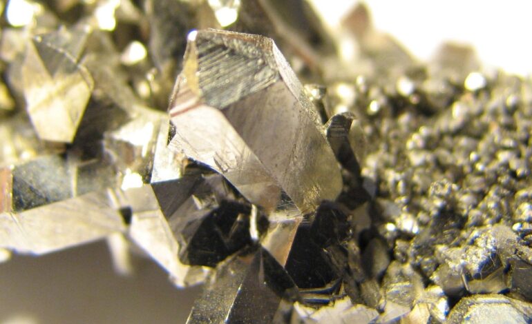 Brasil tem “vazio estratégico” em minerais críticos, diz especialista