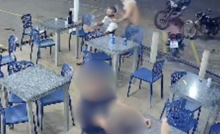 Vídeo mostra momento em que homem é morto a facadas no TO; PM atira para afastar suspeito