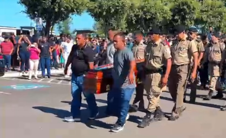 militares-prestam-homenagem-a-policial-que-morreu-apos-sofrer-queimaduras-ao-fritar-peixe;-video