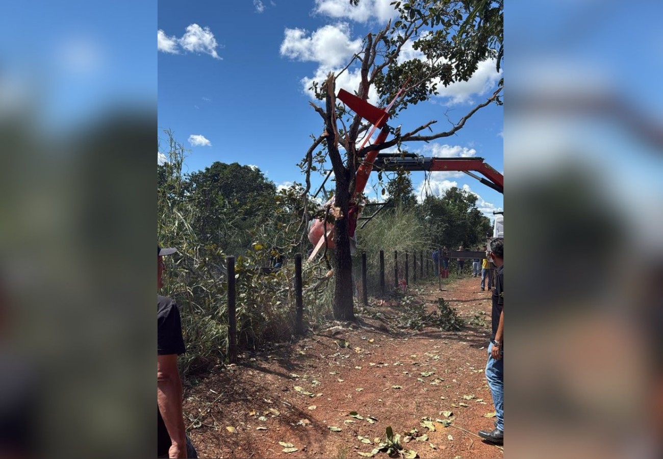 Helicóptero da dupla Henrique e Juliano cai em fazenda no Tocantins