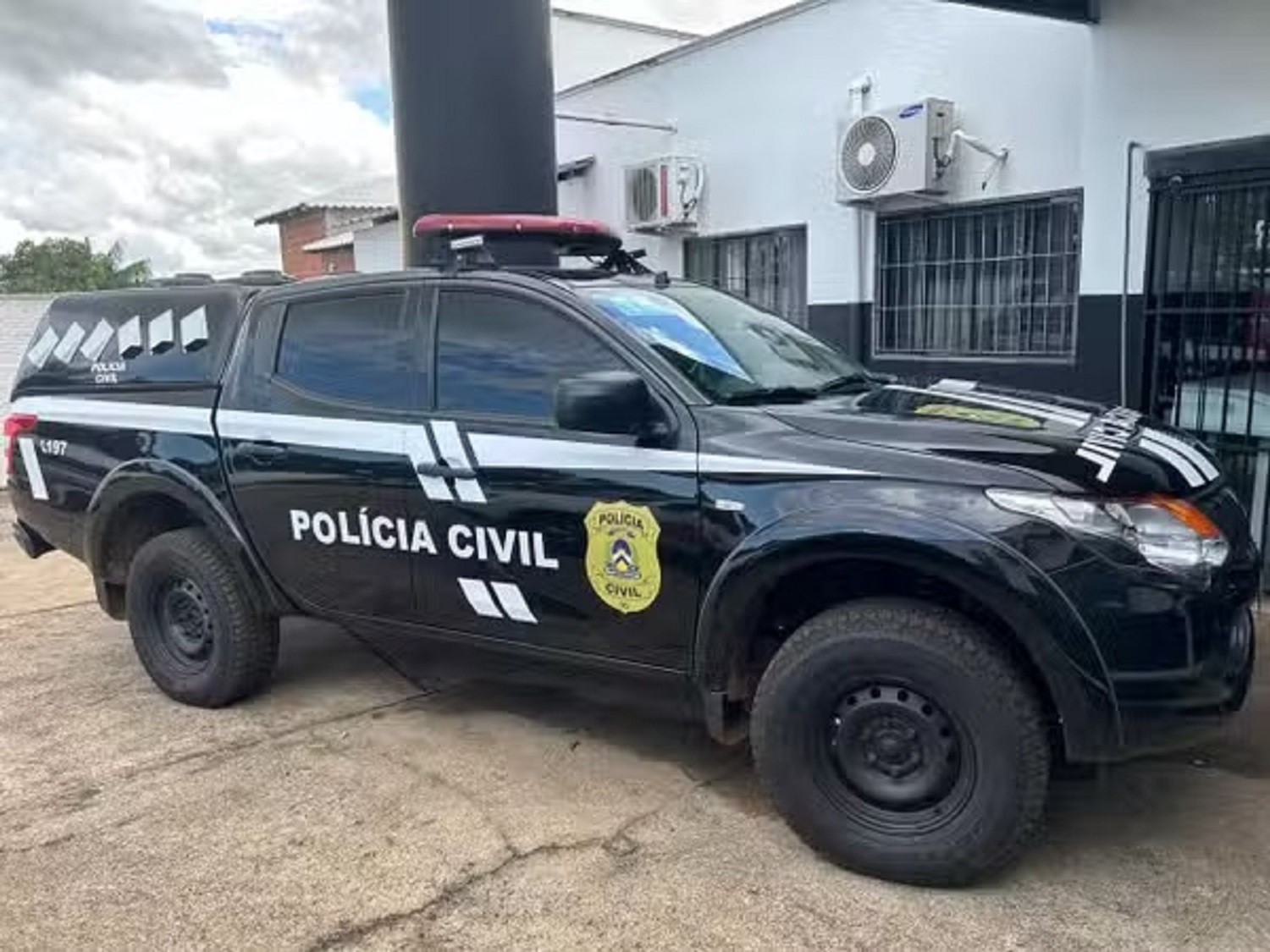 Padrasto é indiciado por estupro de vulnerável após espionar enteada durante o banho, diz polícia