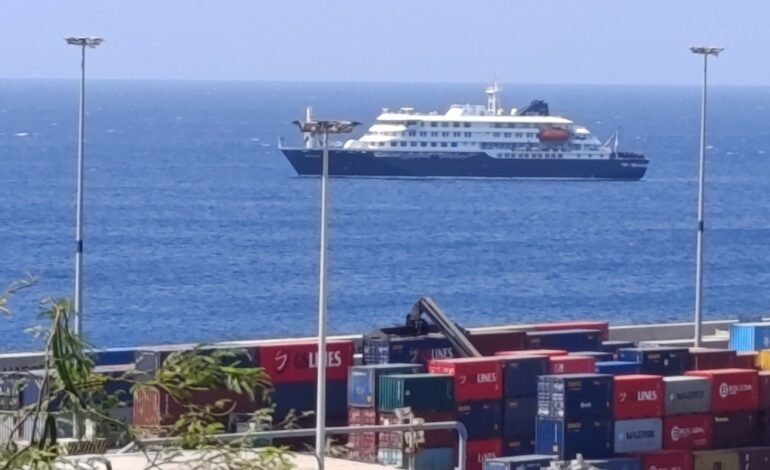 Passageiros começam a deixar navio onde houve surto de hantavírus