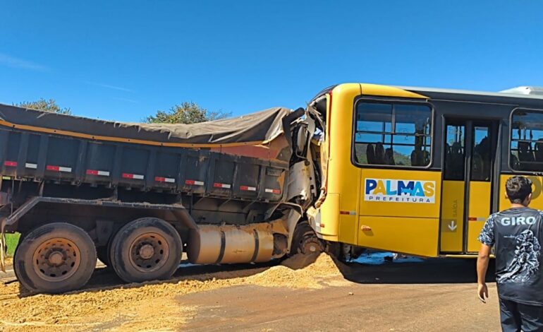caminhao-bate-em-onibus-do-transporte-coletivo-e-deixa-um-ferido-em-palmas