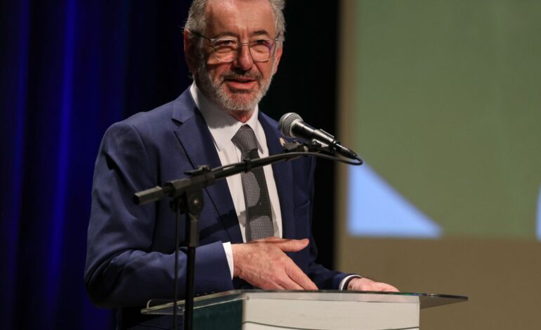 “brasil-nao-vai-abandonar-a-mesa”,-diz-ministro-sobre-taxacao-dos-eua