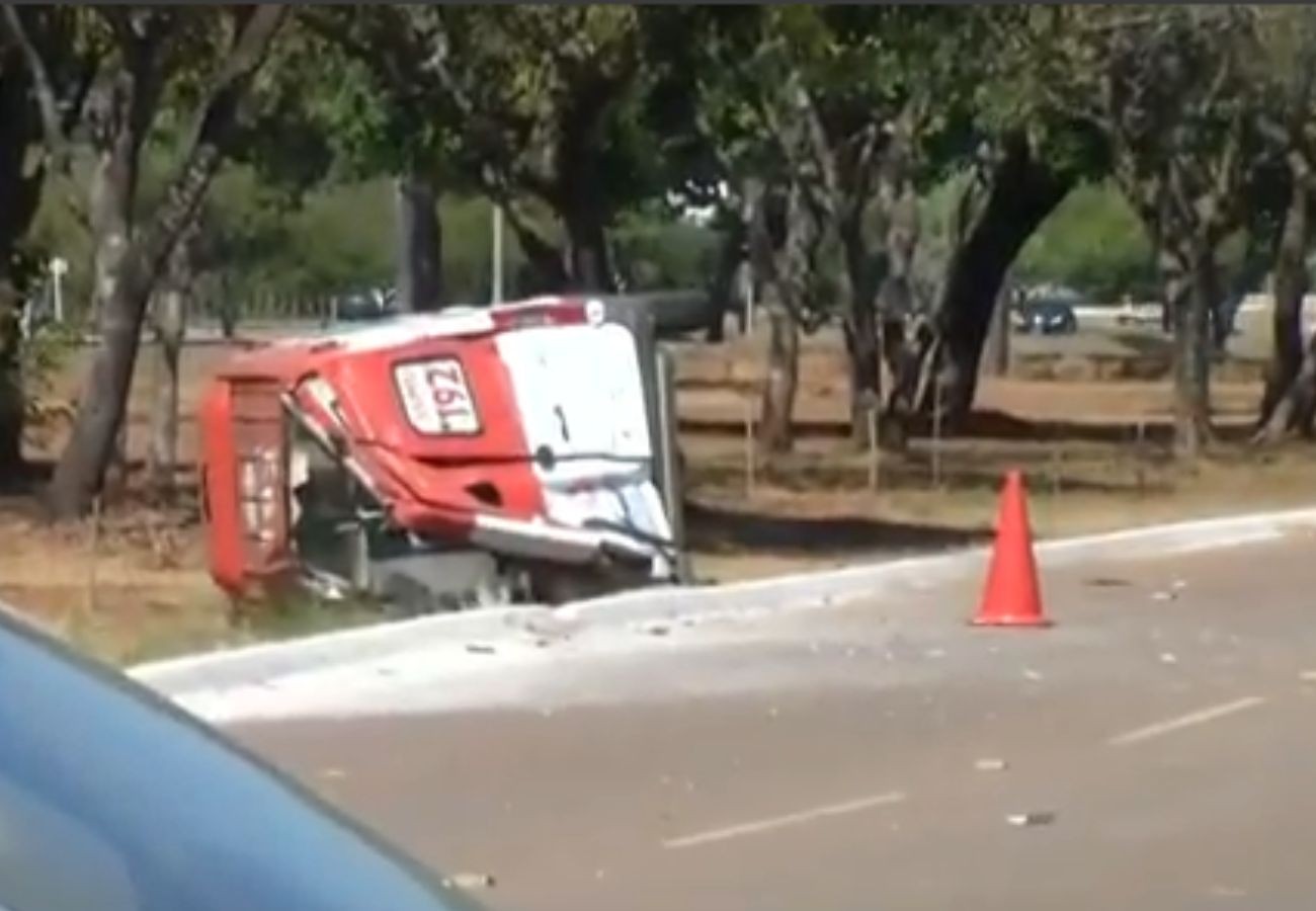 Ambulância do Samu capota durante chamada para atendimento de vítima baleada em Palmas