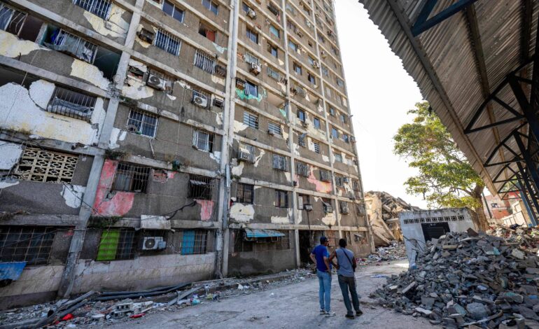 Roubos e saques se espalham em área mais devastada da Venezuela após terremoto