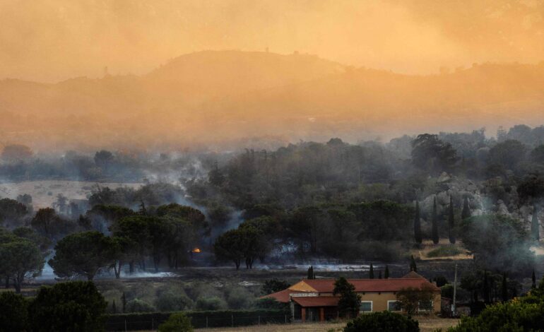 Incêndios florestais se espalham pela Europa durante calor intenso