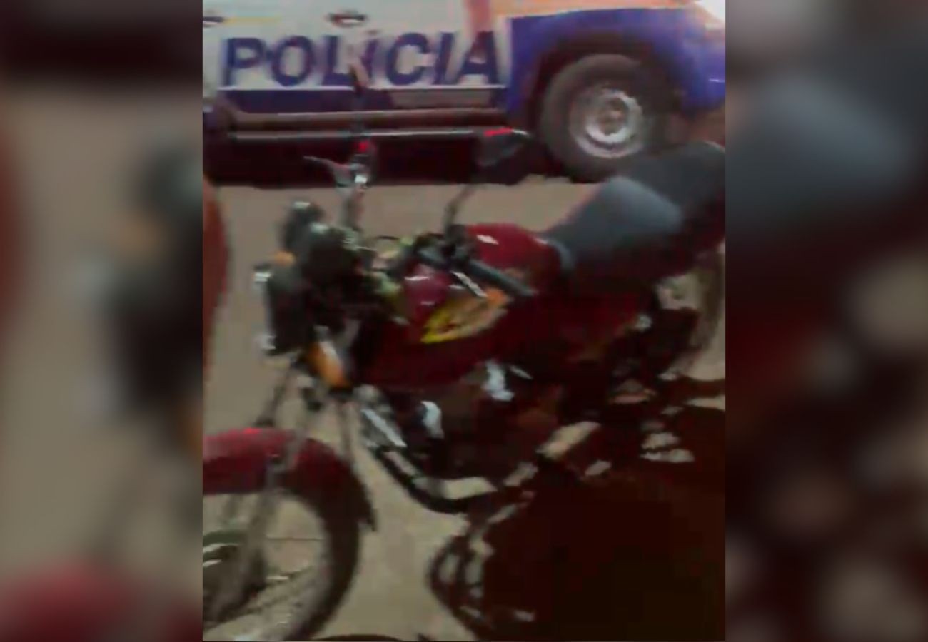 homem e-morto a tiros-e-encontrado-caido-ao-lado-de-motocicleta-em-avenida-no-interior-do-to