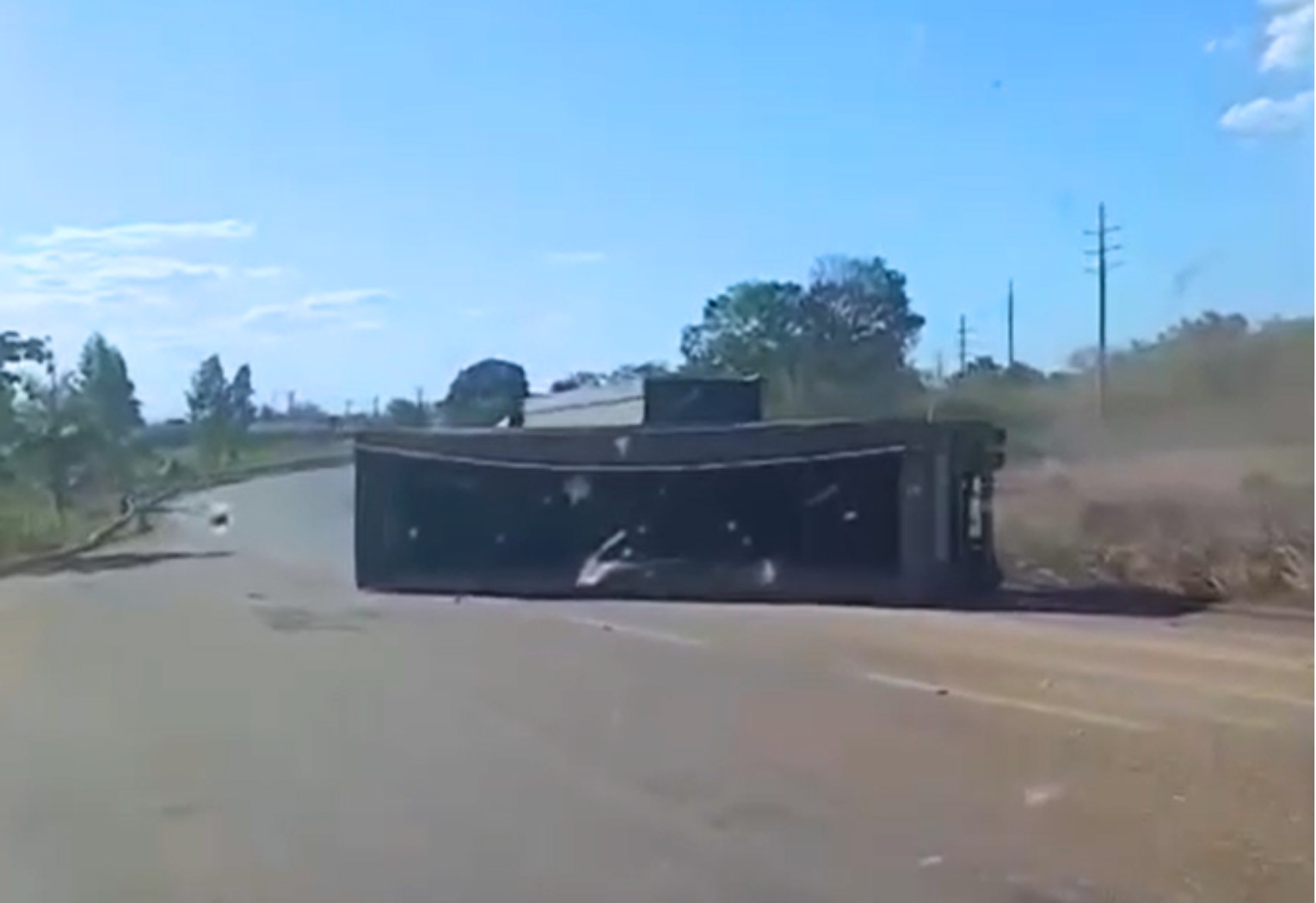 carreta-carregada-de-milho-tomba-apos-motorista-tentar-ultrapassagem-na-br-010;-video