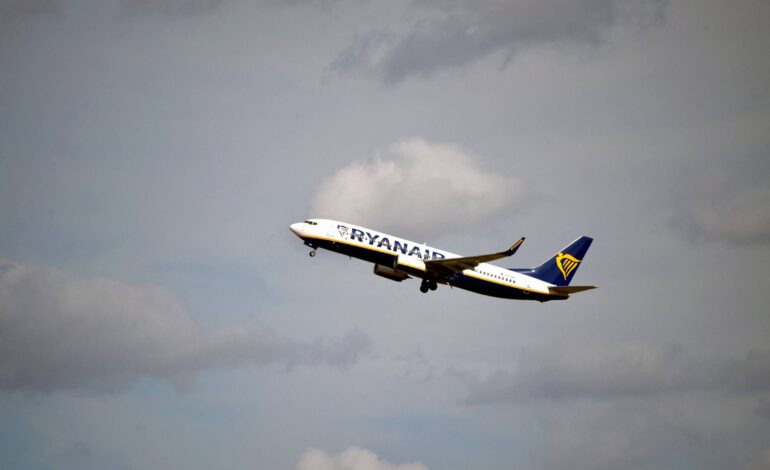passageiro-e-parcialmente-sugado-para-fora-de-aviao-apos-janela-quebrar-na-grecia