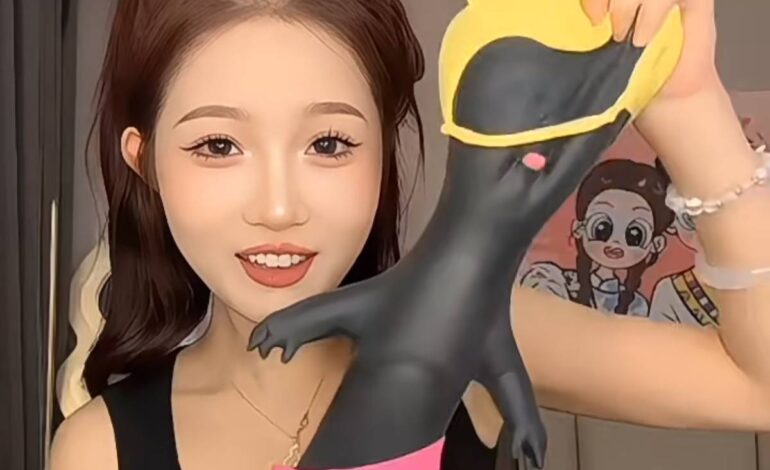 boneco-negro-antiestresse-vira-alvo-de-conteudo-sexual-e-violento-na-china