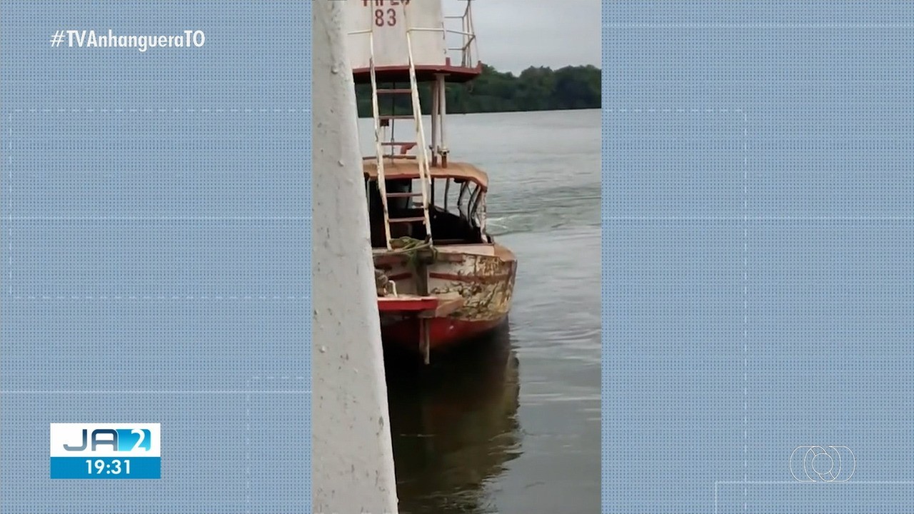 Balsas batem durante travessia no Rio Araguaia na divisa entre Pará e Tocantins