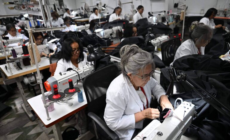 Ateliê de moda passa a produzir sacos funerários após terremotos na Venezuela