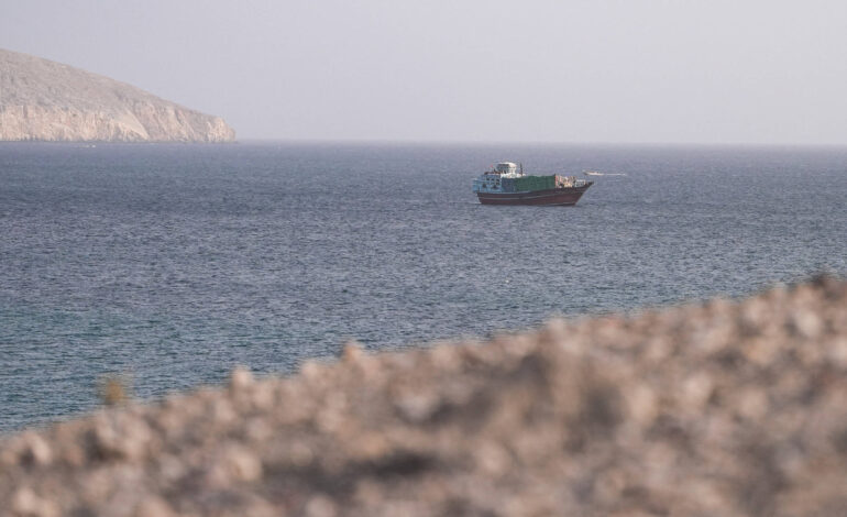 ira-diz-que-dois-petroleiros-explodiram-apos-colidir-com-minas-em-hormuz;-eua-negam