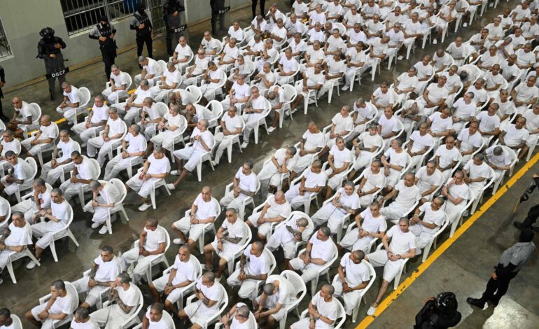 ao-menos-470-pessoas-morreram-sob-custodia-em-regime-de-excecao-de-el-salvador,-diz-ong