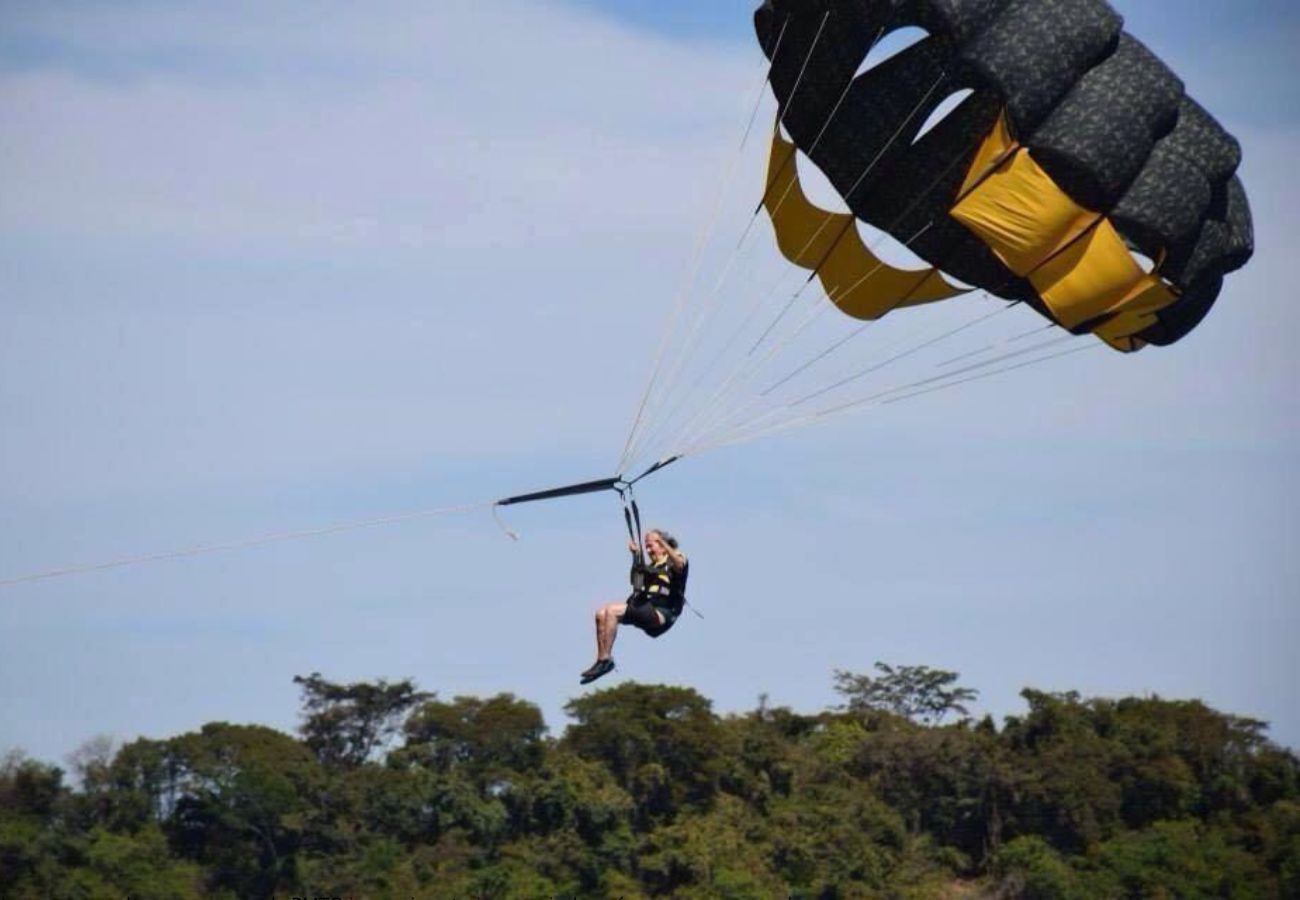 Bisavó de 100 anos faz passeios de moto aquática e sobrevoou praia em parasail no TO