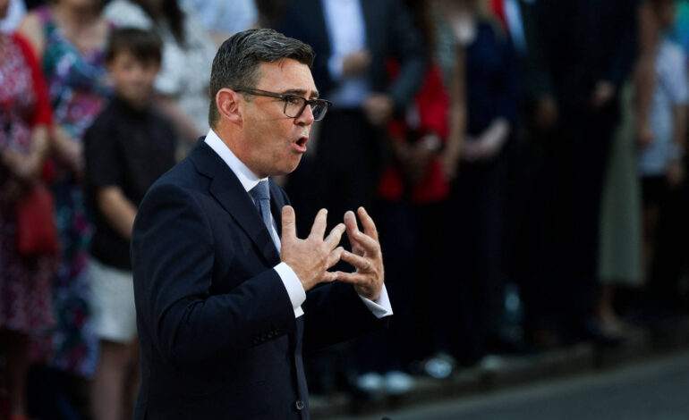 Andy Burnham toma posse e promete abrigar sem-teto em primeiro discurso