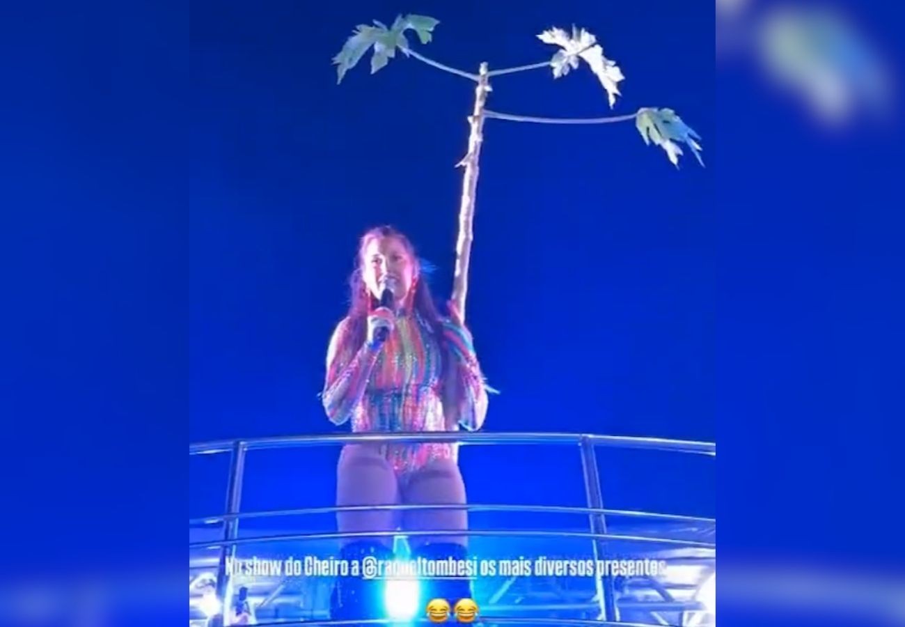 vocalista-do-cheiro-de-amor-ganha-presente-inusitado-durante-show-no-to:-‘dei-muita-risada’