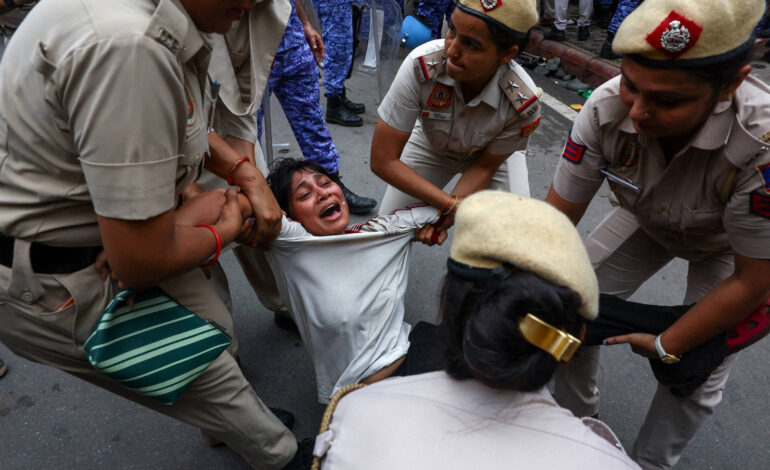 jovens-do-‘partido-das-baratas’-fazem-protestos-na-india-e-pedem-renuncia-de-primeiro-ministro