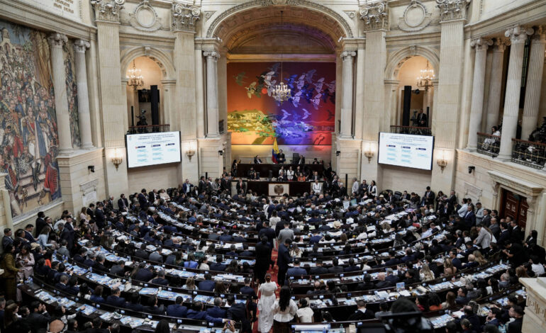 Presidente eleito da Colômbia sofre primeira derrota no Congresso