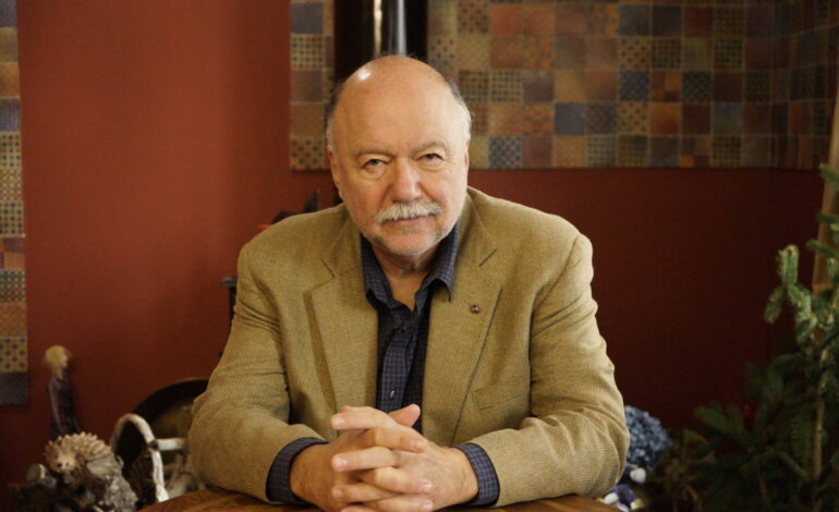 Escritor ucraniano Andrei Kurkov discute literatura e guerra em conversa na Folha