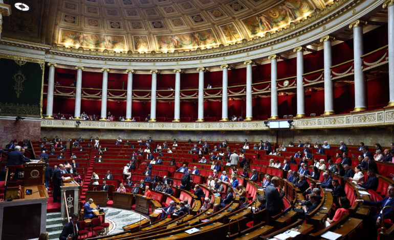 França proíbe redes sociais para menores de 15 anos, mas eficácia é incerta