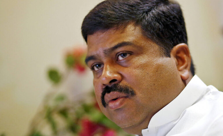 ministro-da-educacao-da-india-renuncia-apos-pressao-de-jovens-manifestantes