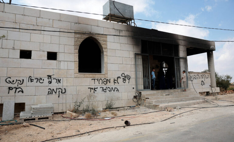 colonos-de-israel-incendiaram-e-picharam-mesquitas-na-cisjordania,-dizem-palestinos