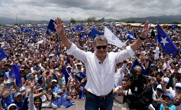 Ex-presidente de Honduras perdoado por Trump volta a seu país