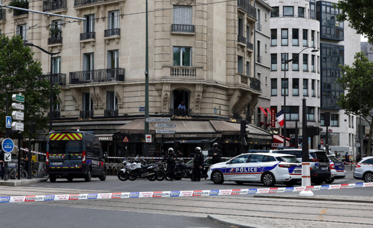 homem-e-detido-apos-atacar-tres-mulheres-com-facas-em-rua-de-paris