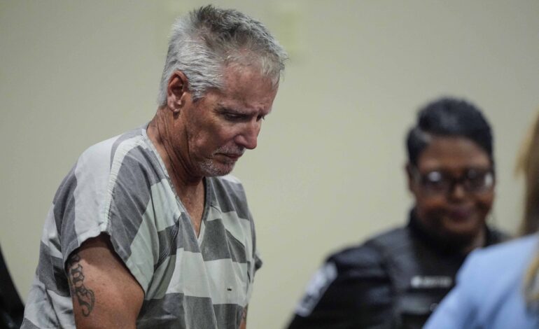Pai de atirador que matou 4 em escola é condenado a 15 anos de prisão nos EUA