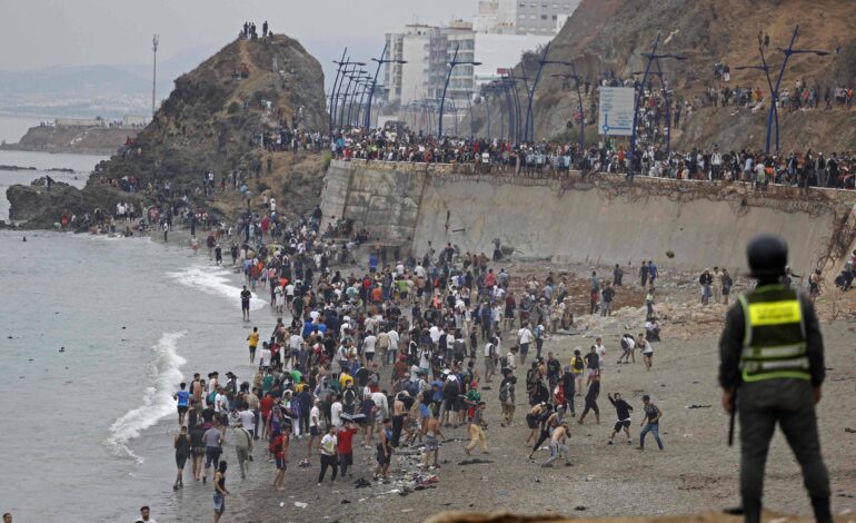 cerca-de-60-mil-imigrantes-do-marrocos-entraram-em-ceuta;-espanha-reforca-seguranca-da-fronteira