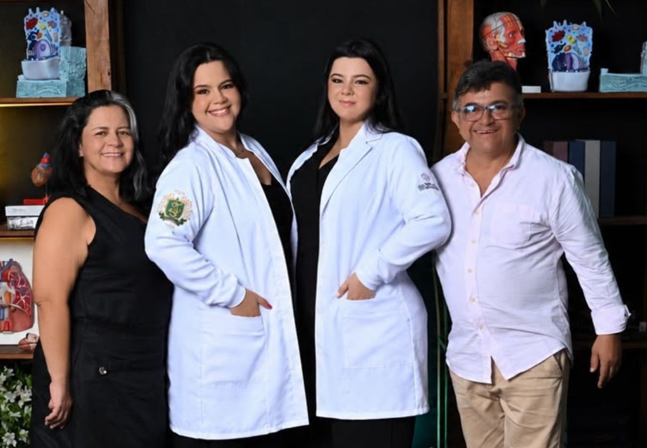 ‘Elas me ajudam’, diz feirante que paga faculdade de medicina das filhas com venda de pastel 