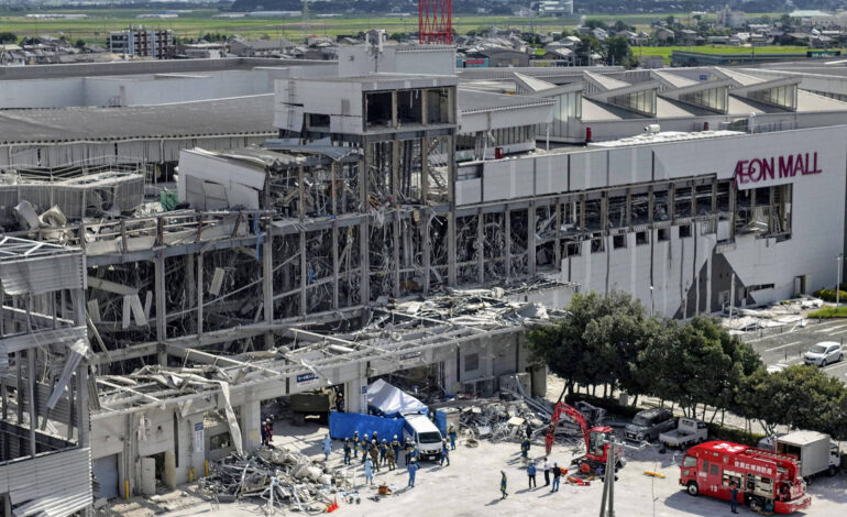 Equipes de resgate fazem última busca em shopping que desabou após terremoto no Japão