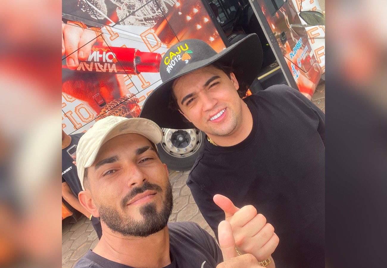 Cantor Natanzinho para em posto, pega moto emprestada e dá volta com trabalhador na garupa; VÍDEO