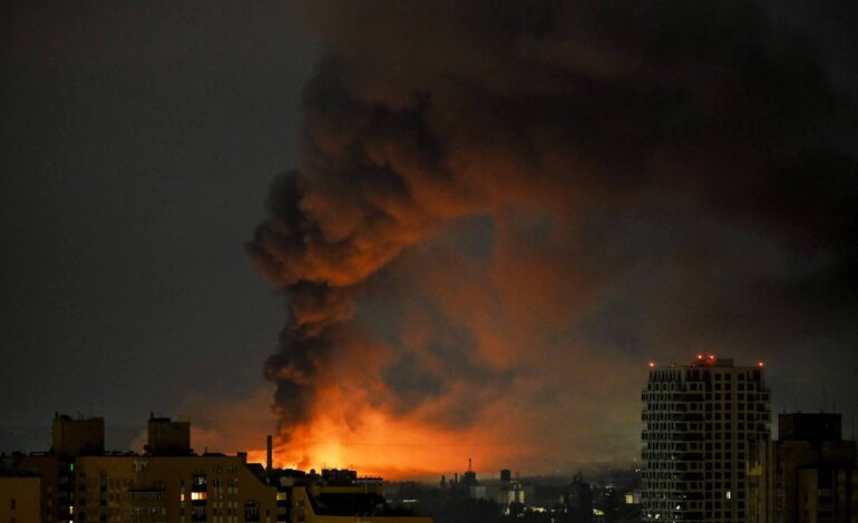 Ataque russo fura defesa de Kiev e mata 10; Ucrânia afunda navio