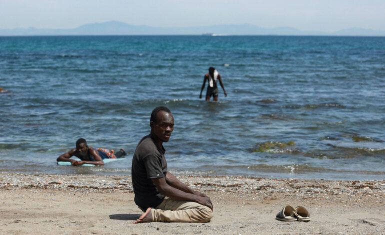 Centenas de migrantes dormem em praia de Ceuta após travessia em massa