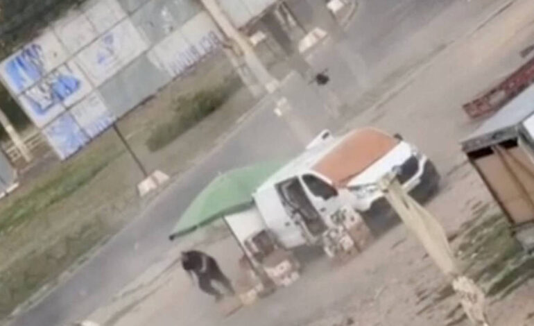 Vídeo mostra drone caçando vendedor na Ucrânia; ataques matam 5 na Rússia