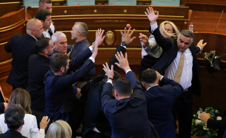 deputada-atira-ovos-contra-primeiro-ministro-interino-do-kosovo;-veja-video