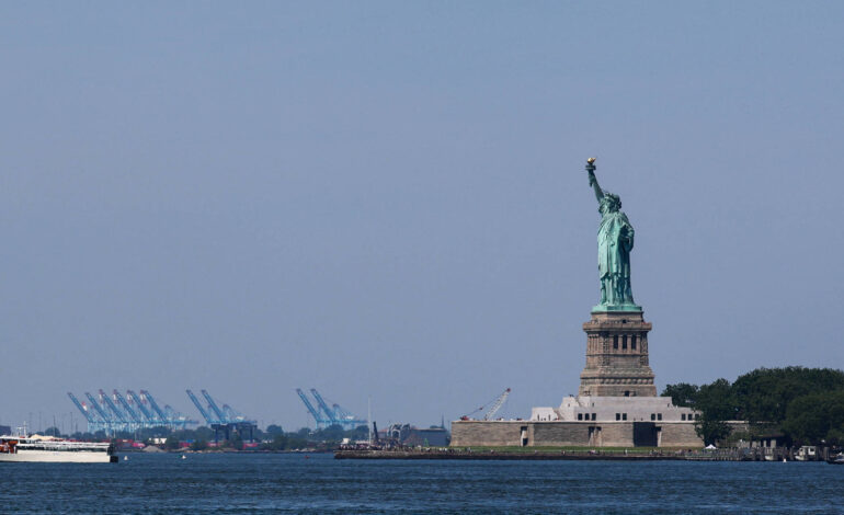 Mãe e filha morrem após barco virar perto da Estátua da Liberdade, em Nova York