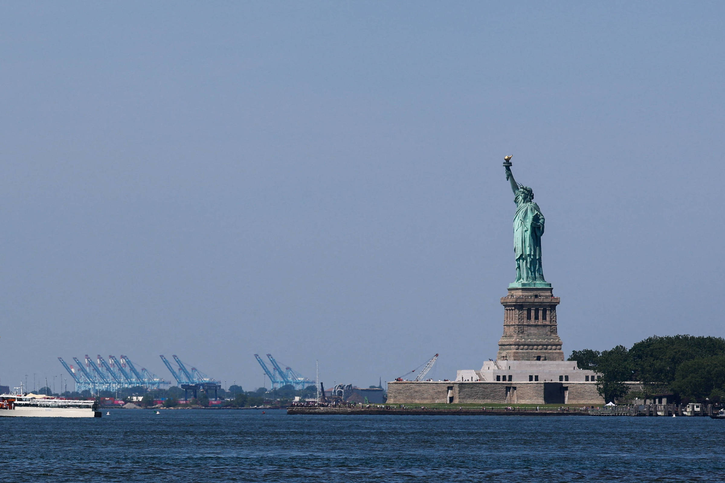 Mãe e filha morrem após barco virar perto da Estátua da Liberdade, em Nova York