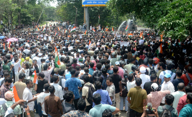 policia-reprime-protesto-de-jovens-contra-fraudes-em-concursos-na-india