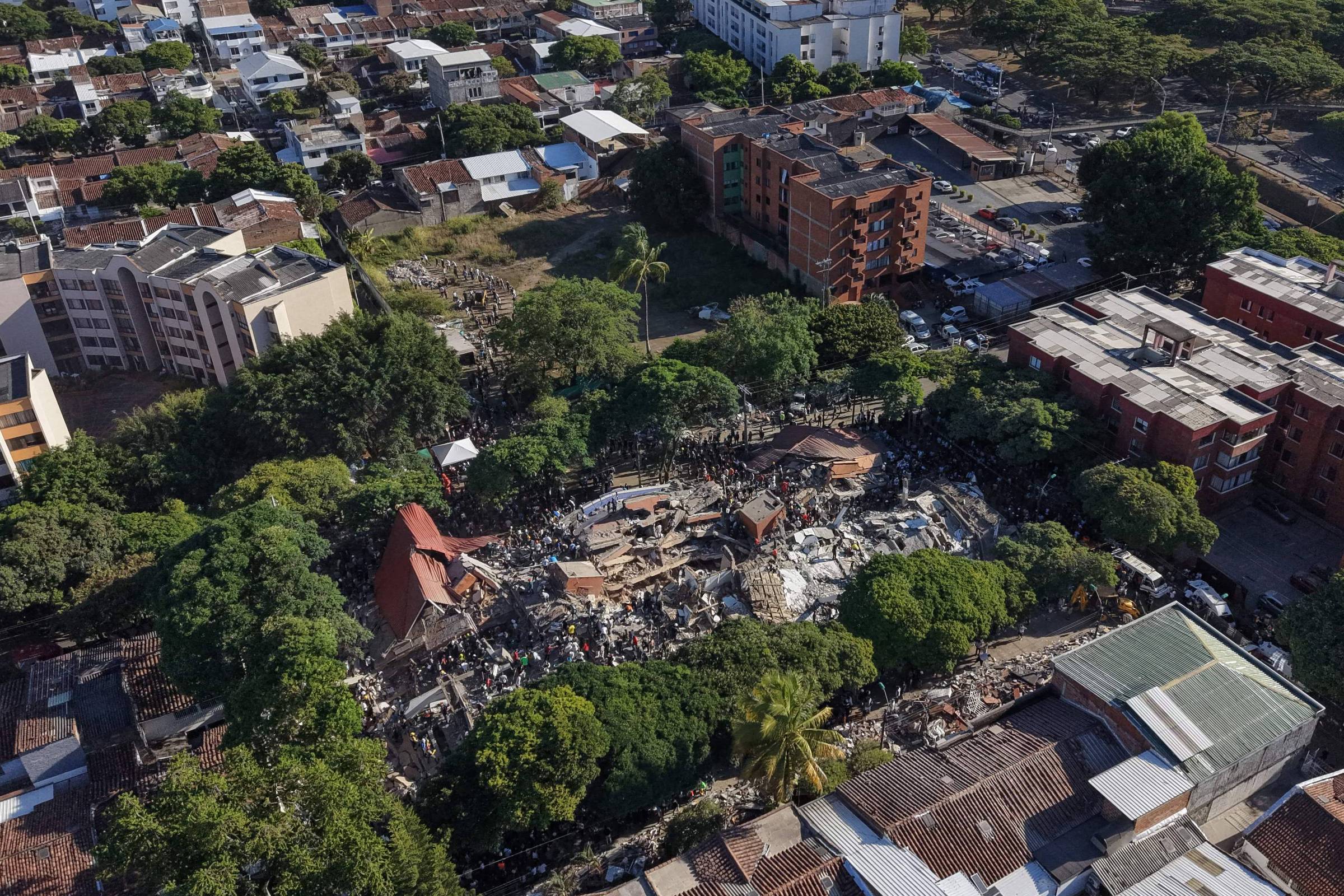 Cali, sob toque de recolher após terremoto, tem denúncias de saques e amanhece militarizada