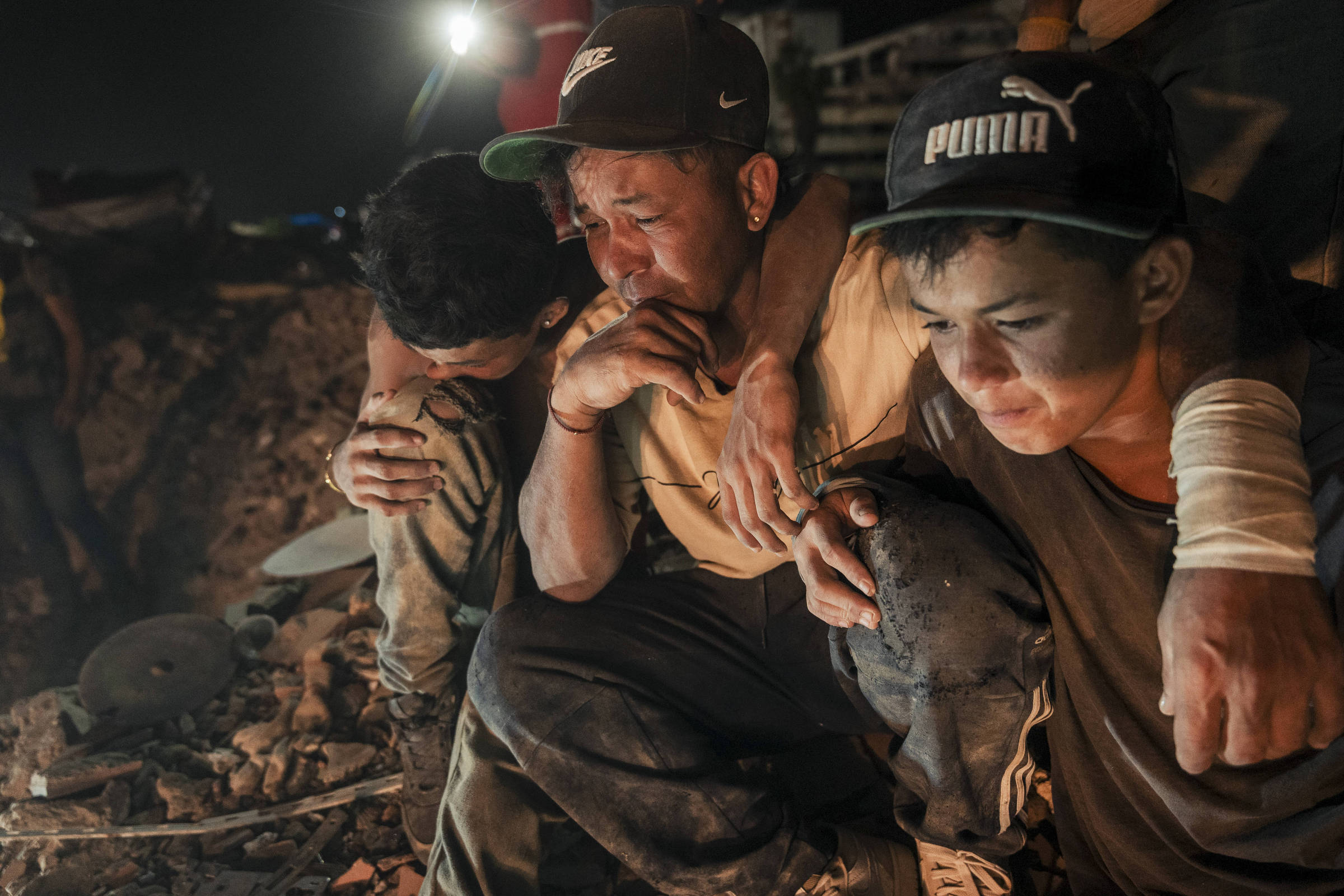 Após perder família nos tremores na Venezuela, irmãos enfrentam novo terremoto na Colômbia