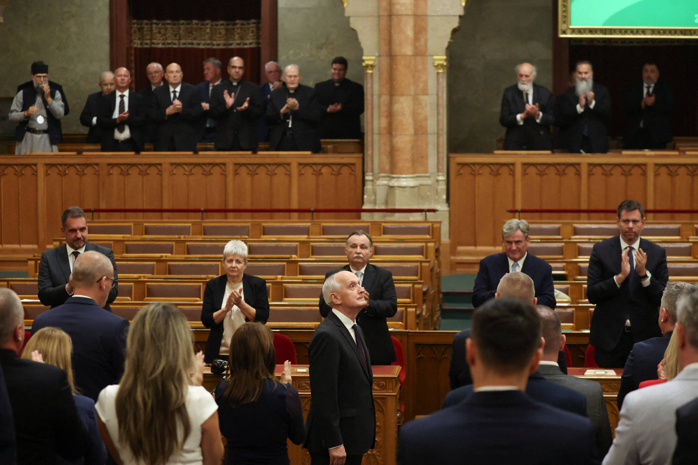Magyar avança no expurgo da era Orbán com novo presidente na Hungria