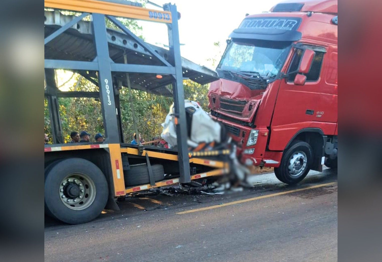 acidente-com-carro-prensado-entre-carretas-deixa-dois-mortos-na-br-153