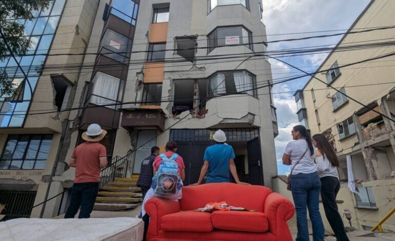 moradores-empilham-objetos-nas-ruas-de-cidade-atingida-pelo-terremoto-na-colombia