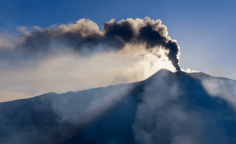 erupcao-do-etna-atrai-multidao-de-turistas-na-italia;-veja-fotos